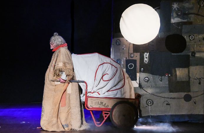 Escena de KariGuri, espectáculo familiar de teatro de objetos