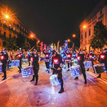 Escena del espectáculo Glowdrums de la compañía Brincadeira